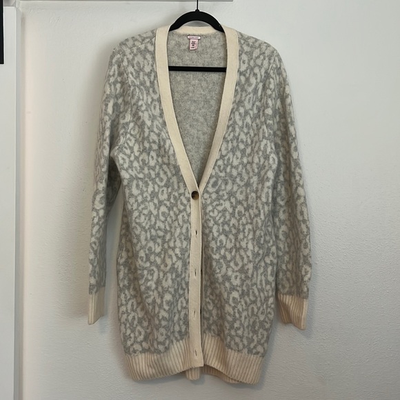 Victoria secret sweater - Picture 3 of 6